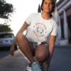 chica en camiseta blanca con diseño custom skateboards , estilo urbano juvenil
