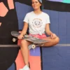 chica en camiseta blanca con diseño custom skateboards