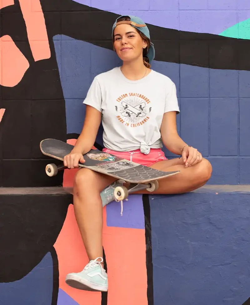 chica en camiseta blanca con diseño custom skateboards