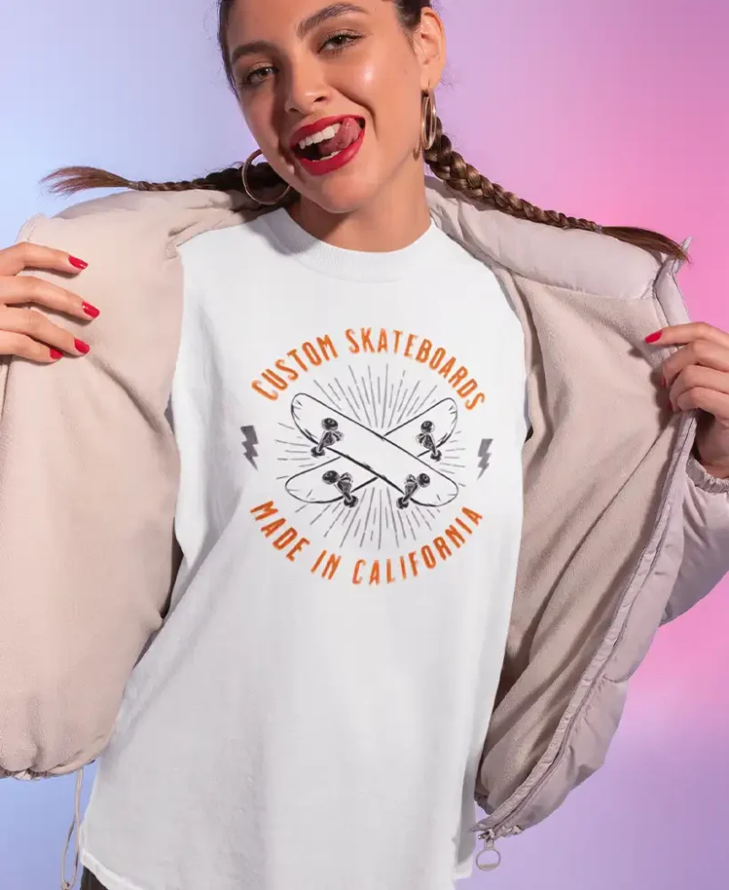 modelo chica en camiseta blanca con diseño custom skateboards