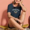 modelo chica en camiseta azul marino con diseño never stop rolling