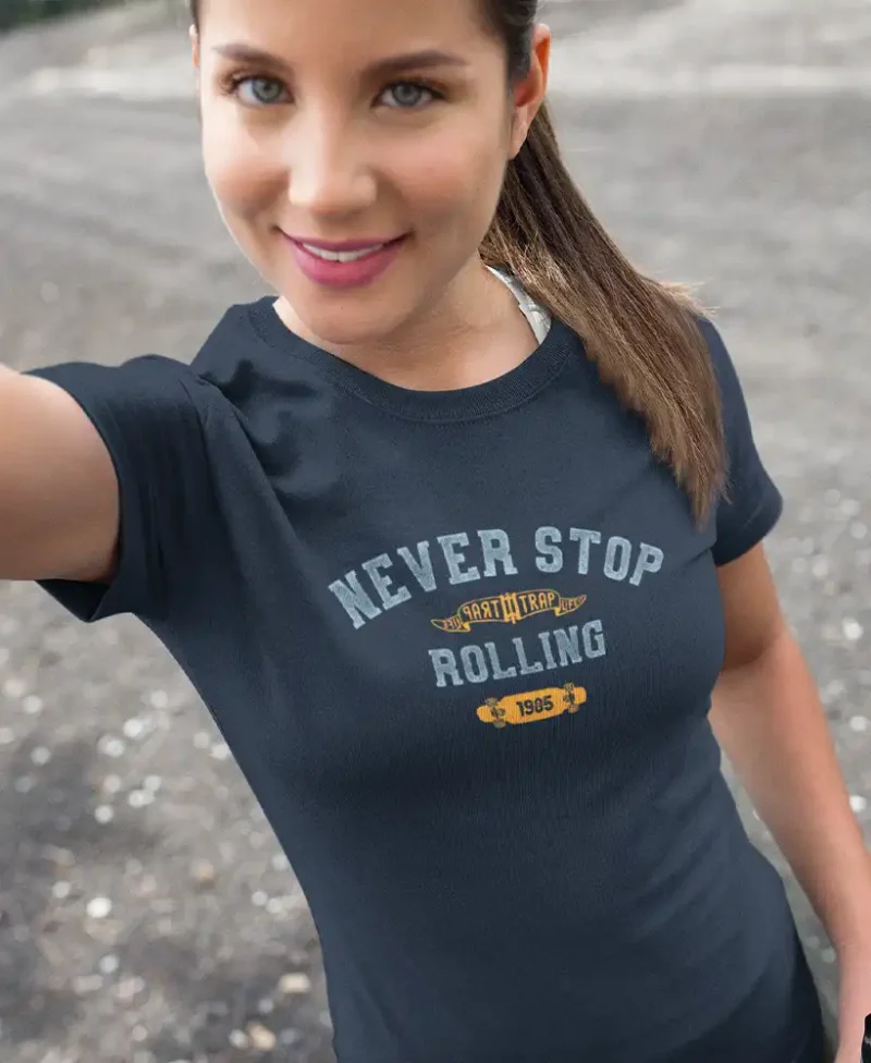 modelo en camiseta azul marino con diseño never stop rolling