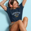 modelo en camiseta azul marino con diseño never stop rolling