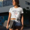 chica en camiseta blanca con diseño never stop rolling