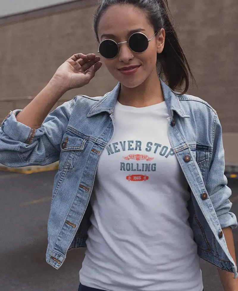 modelo en camiseta blanca con diseño never stop rolling, marca vintage stuff forever