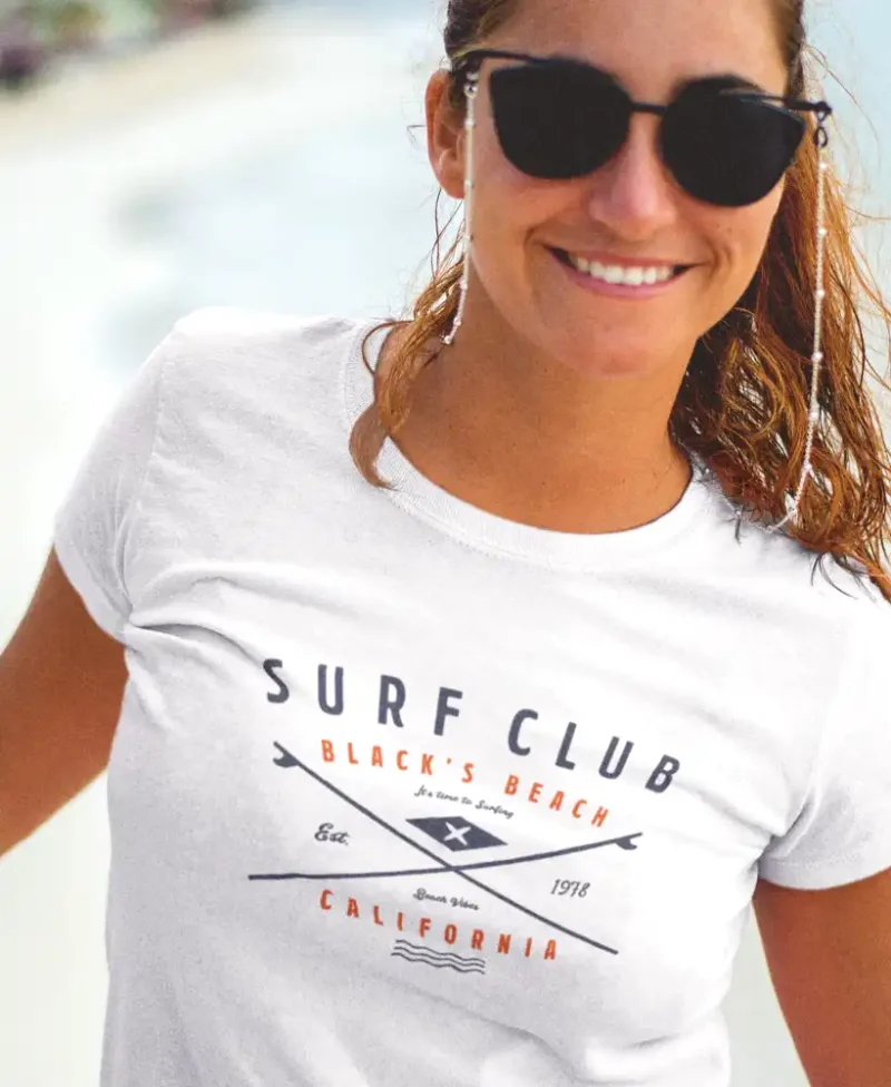 modelo con gafas de sol en camiseta blanca con diseño surf club , estilo urbano