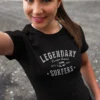 modelo en camiseta negra con diseño surfer , estilo urbano,