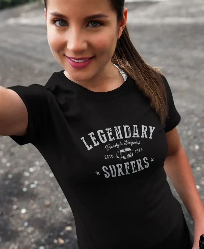 modelo en camiseta negra con diseño surfer , estilo urbano,