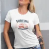 modelo en camiseta blanca diseño surfing modelo en camiseta blanca diseño surfing