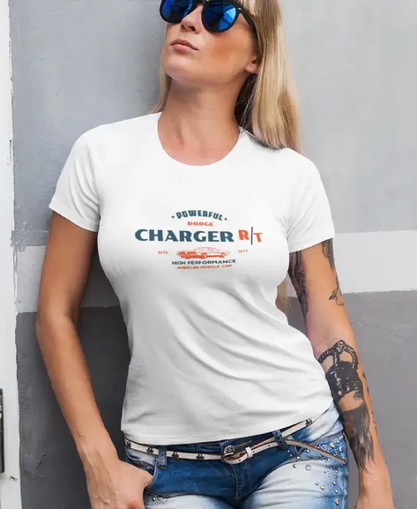 chica en camiseta color blanco y pantalon corto con diseño powerful charger r t , american vintage 4