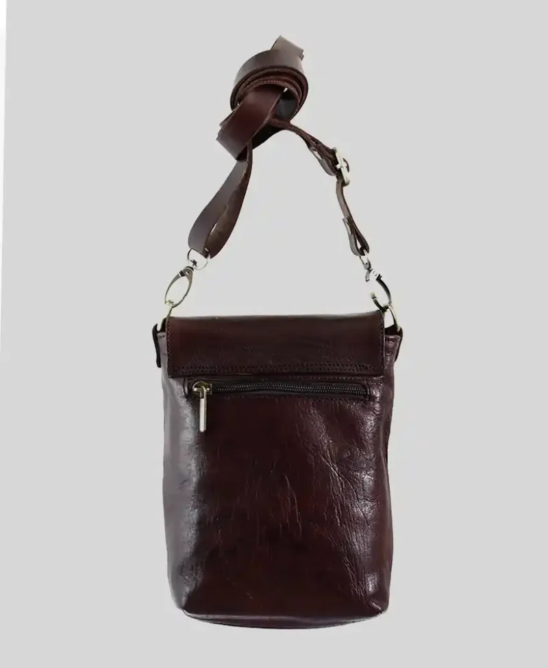 bolso maron con correa piel fina trasera