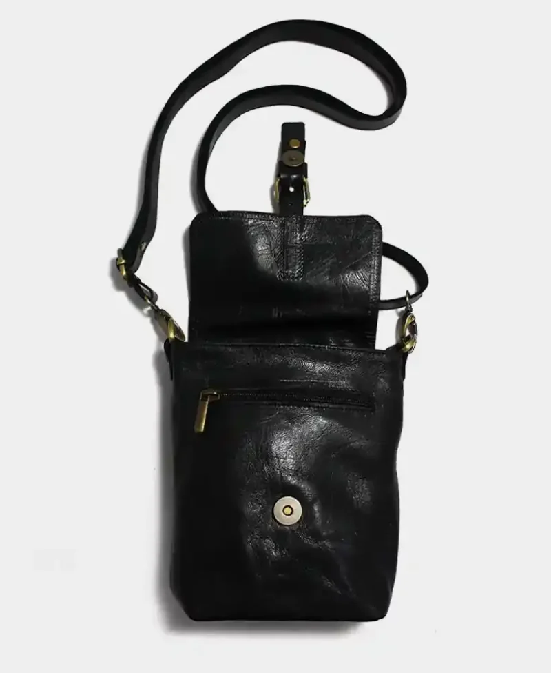 bolso negro con correa piel fina frontal abierta
