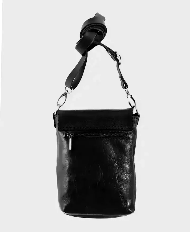 bolso negro con correa piel fina trasera
