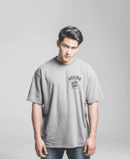 camiseta de color gris con diseño boxin blood sweat oversize frontal