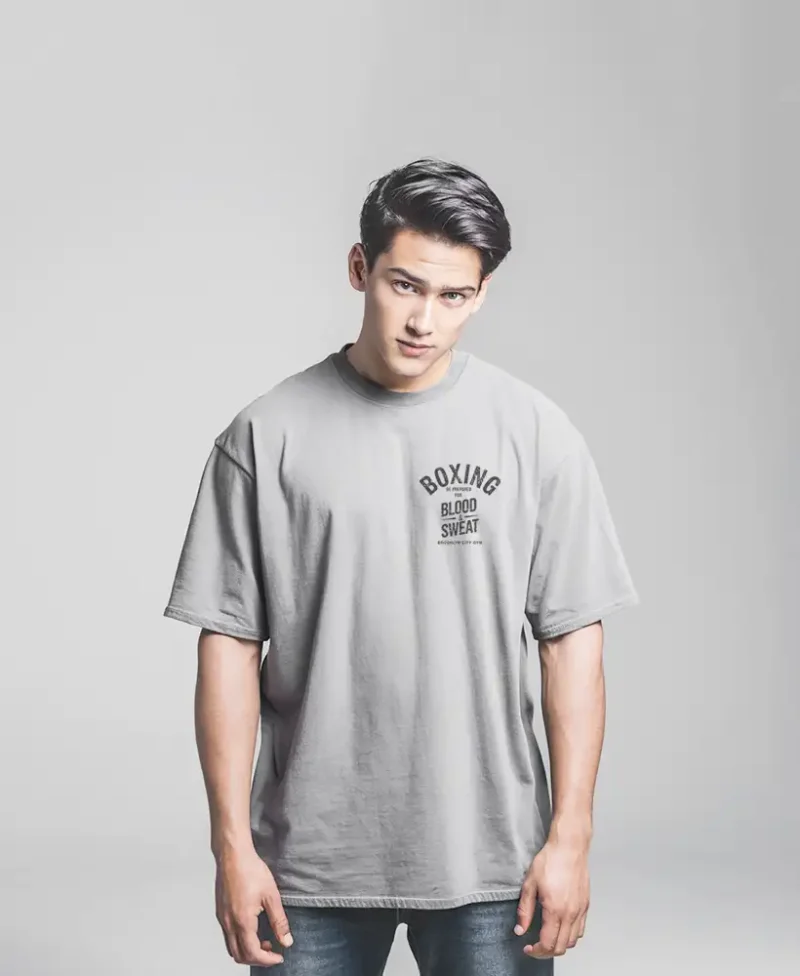 camiseta de color gris con diseño boxin blood sweat oversize frontal