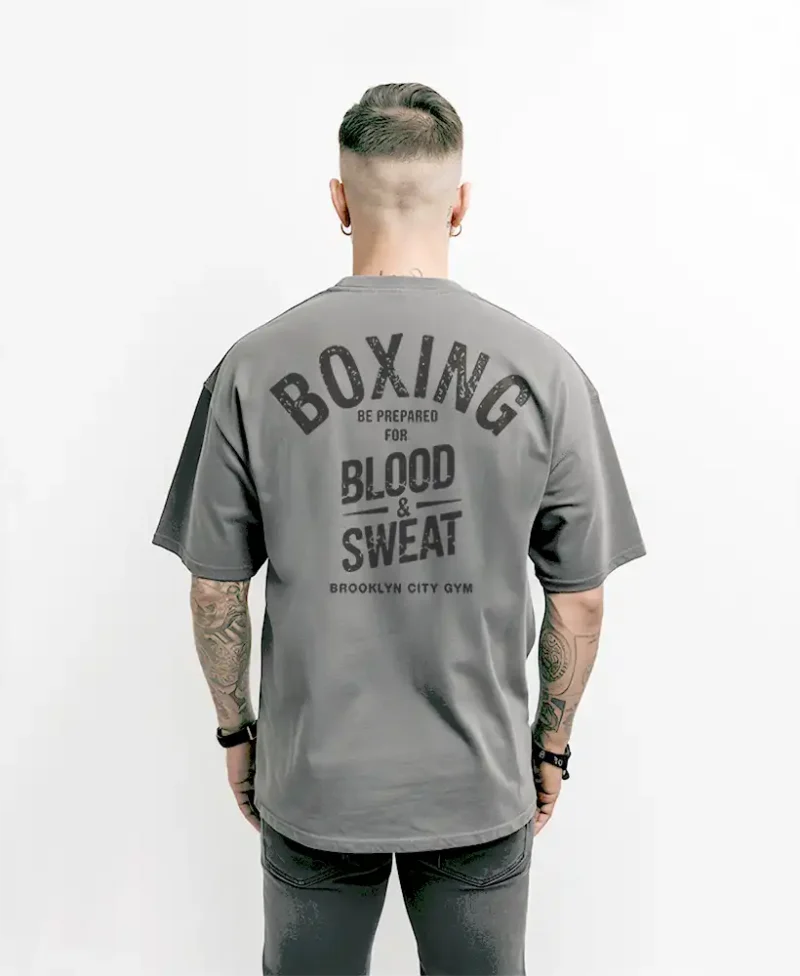 camiseta de color gris con diseño boxin blood sweat oversize trasera