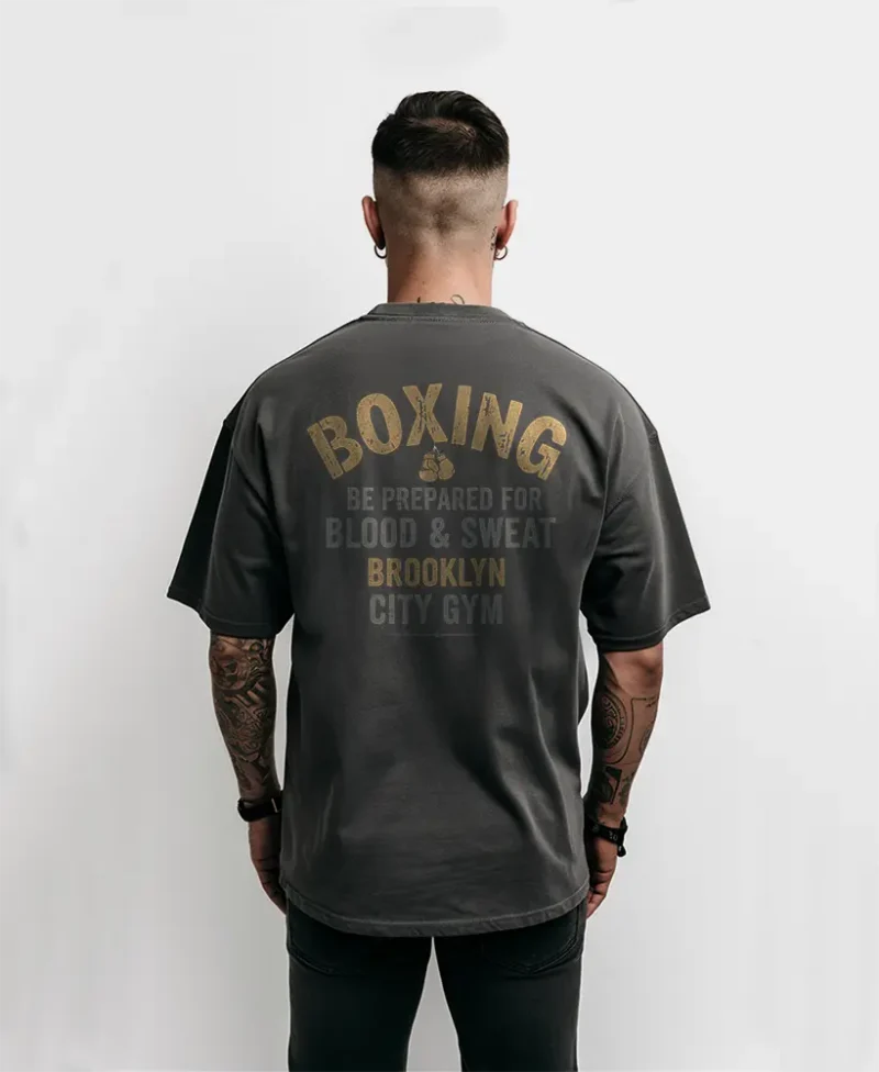 camiseta de color gris con diseño boxin gym oversize trasera