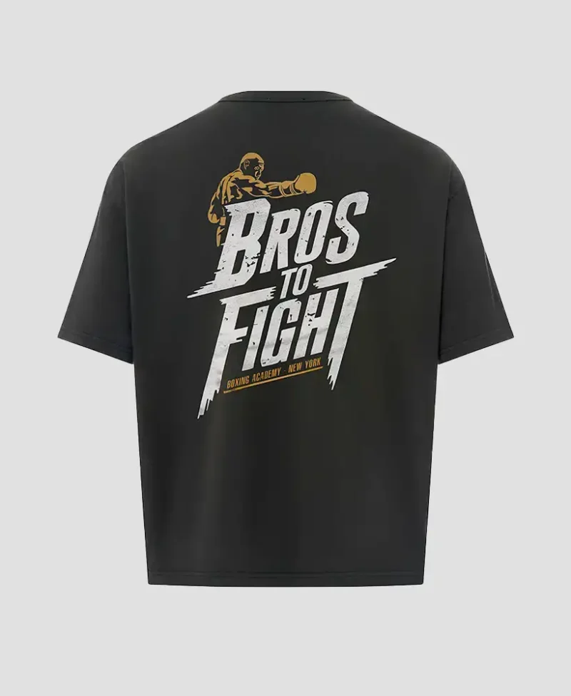camiseta de color gris oversize con logo de marca bros to fight y una imagen de un boxeador