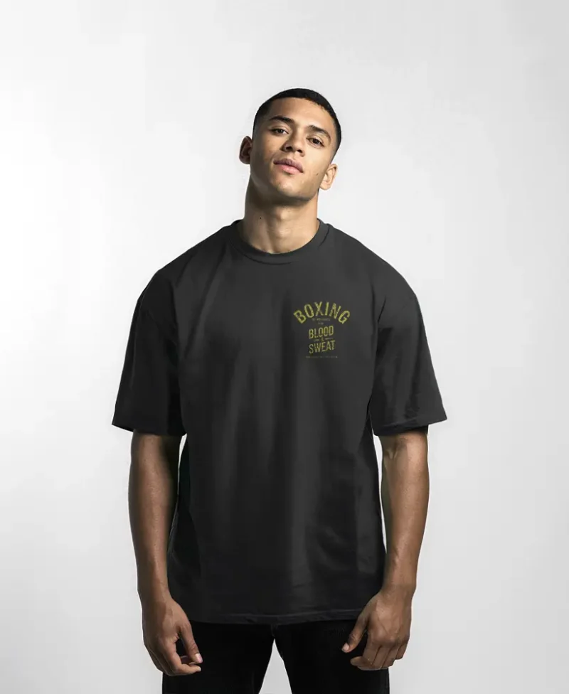 camiseta de color negro con diseño boxin blood sweat oversize frontal