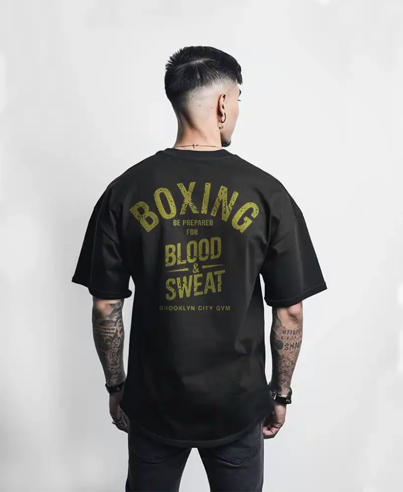 camiseta de color negro con diseño boxin blood sweat oversize trasera