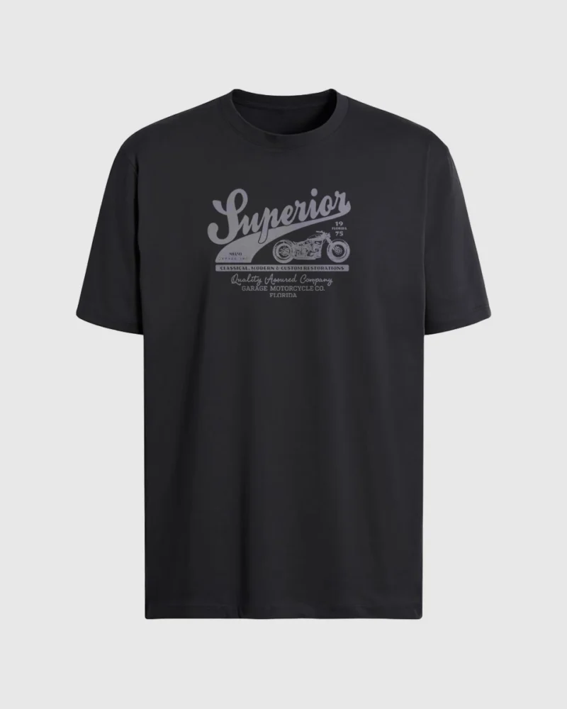 camiseta negra con diseno estylo motero con fondo grys