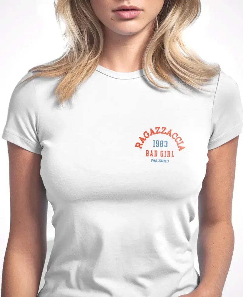 chica modelo en camiseta BLANCA detalle