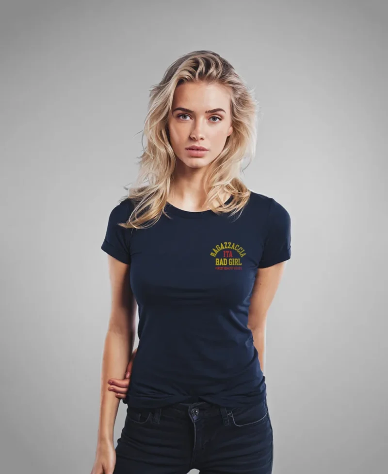 chica modelo en camiseta azul navy