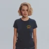 chica modelo en camiseta azul navy