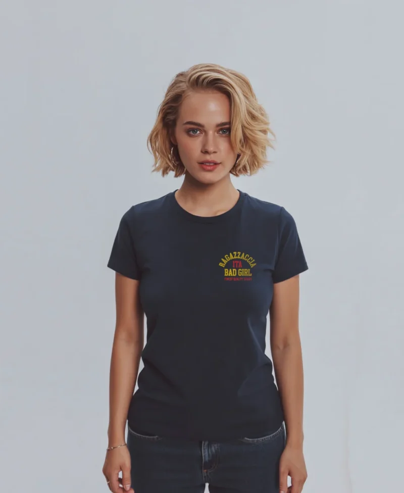 chica modelo en camiseta azul navy
