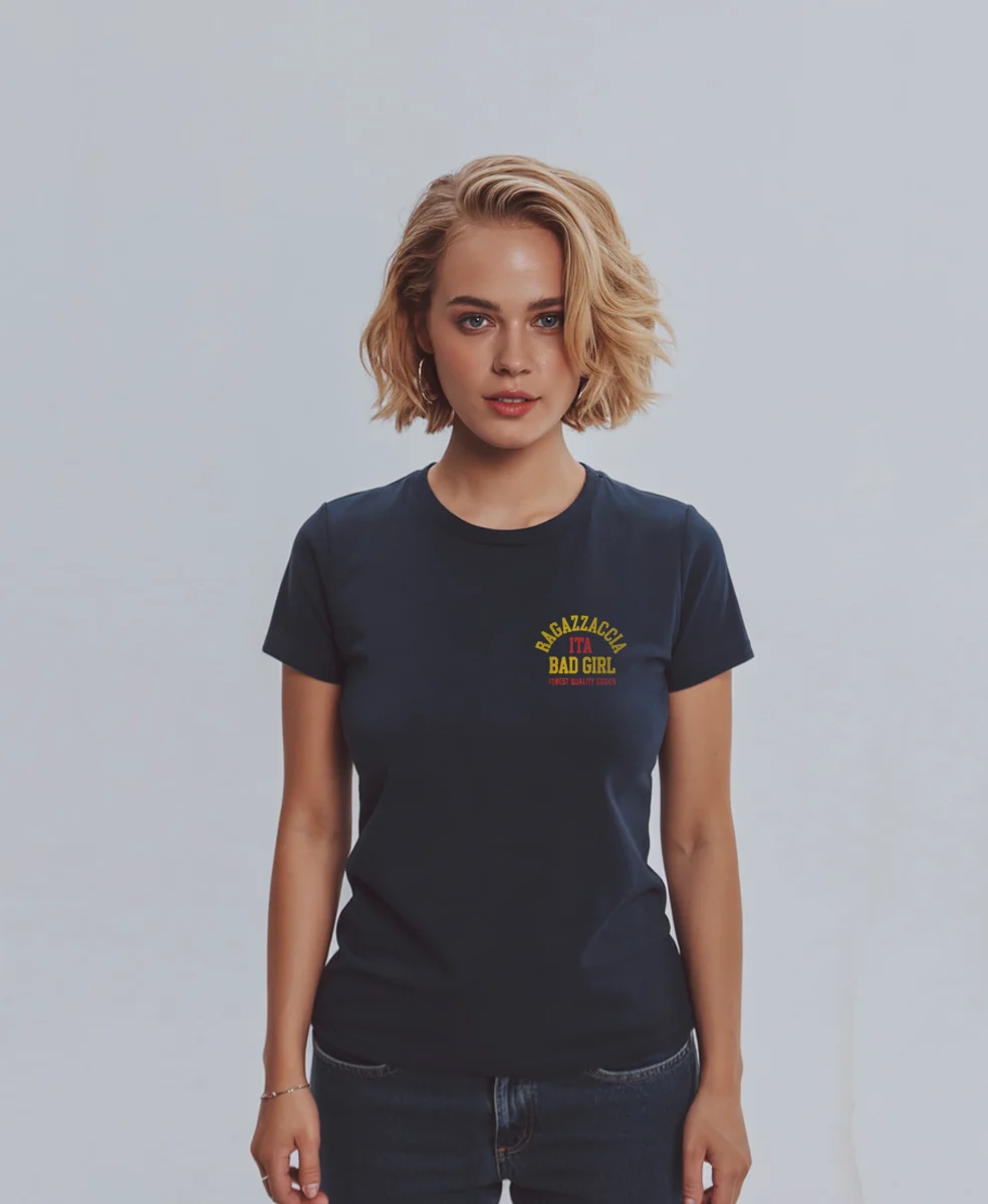 Camiseta Ragazzaccia Bad Girl Italy chica modelo en camiseta azul navy