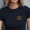 chica modelo en camiseta azul navy DETALLE