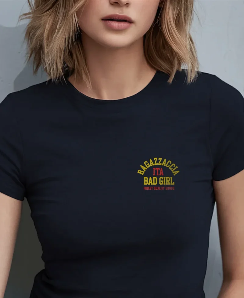 chica modelo en camiseta azul navy DETALLE
