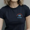 chica modelo en camiseta azul navy DETALLE