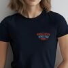 chica modelo en camiseta azul navy detalle chica modelo en camiseta azul navy detalle