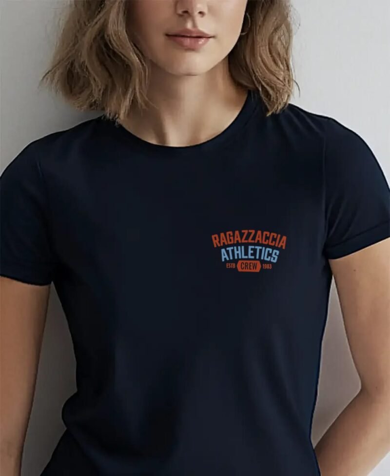 chica modelo en camiseta azul navy detalle