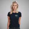 chica modelo en camiseta azul navy y logo