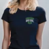 chica modelo en camiseta azul navy y logo detalle 2