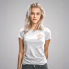 chica modelo en camiseta blanca