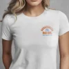 chica modelo en camiseta blanca DETALLE