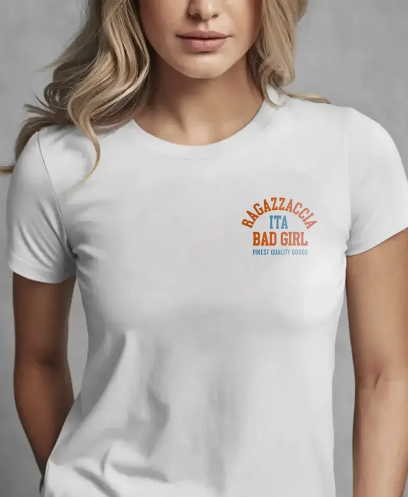 chica modelo en camiseta blanca DETALLE