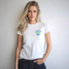 chica modelo en camiseta blanca y logo ragazzaccia