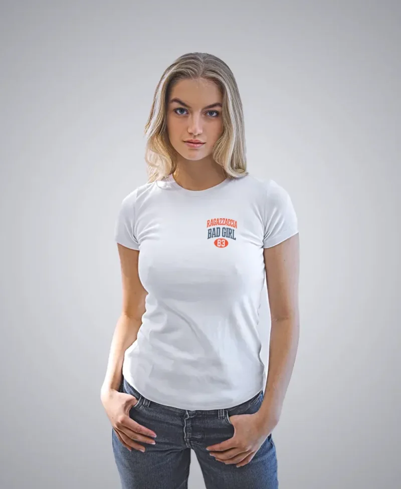 chica modelo en camiseta blanca y logo ragazzaccia 2