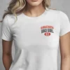 chica modelo en camiseta blanca y logo ragazzaccia 2 detalle