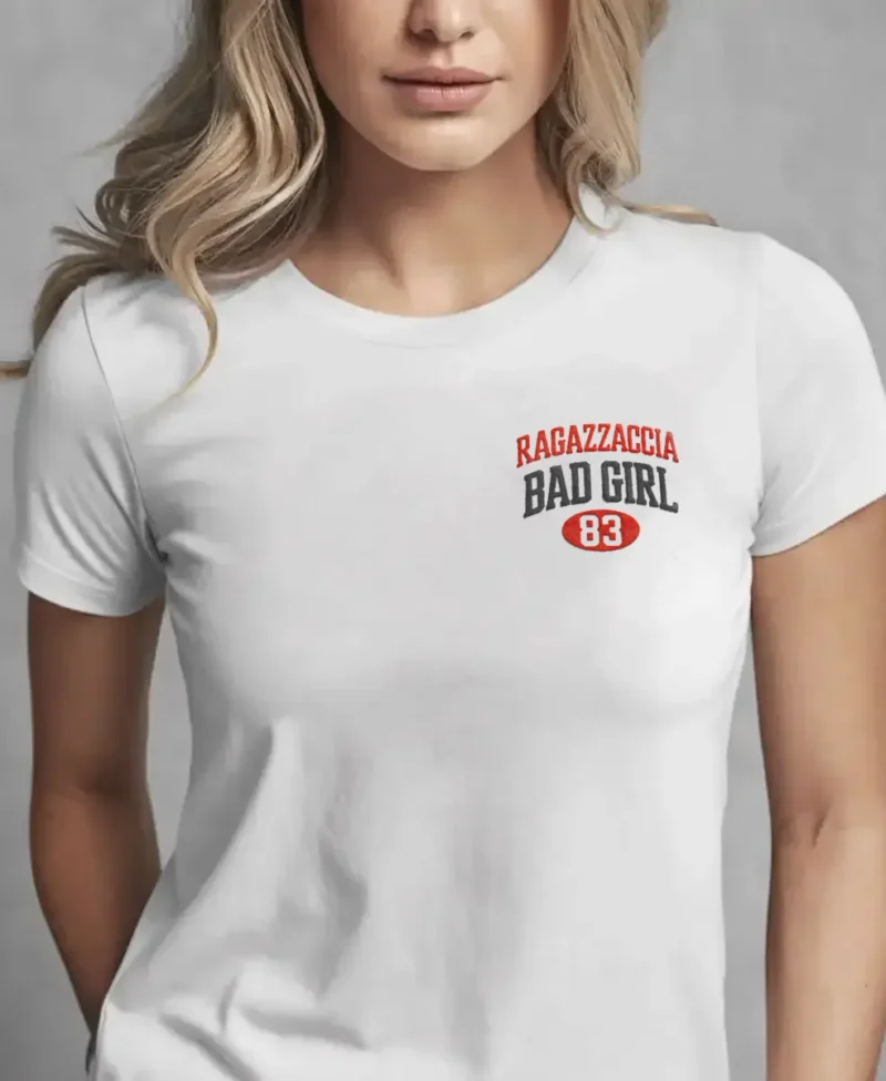 chica modelo en camiseta blanca y logo ragazzaccia 2 detalle