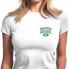 chica modelo en camiseta blanca y logo ragazzaccia detalle