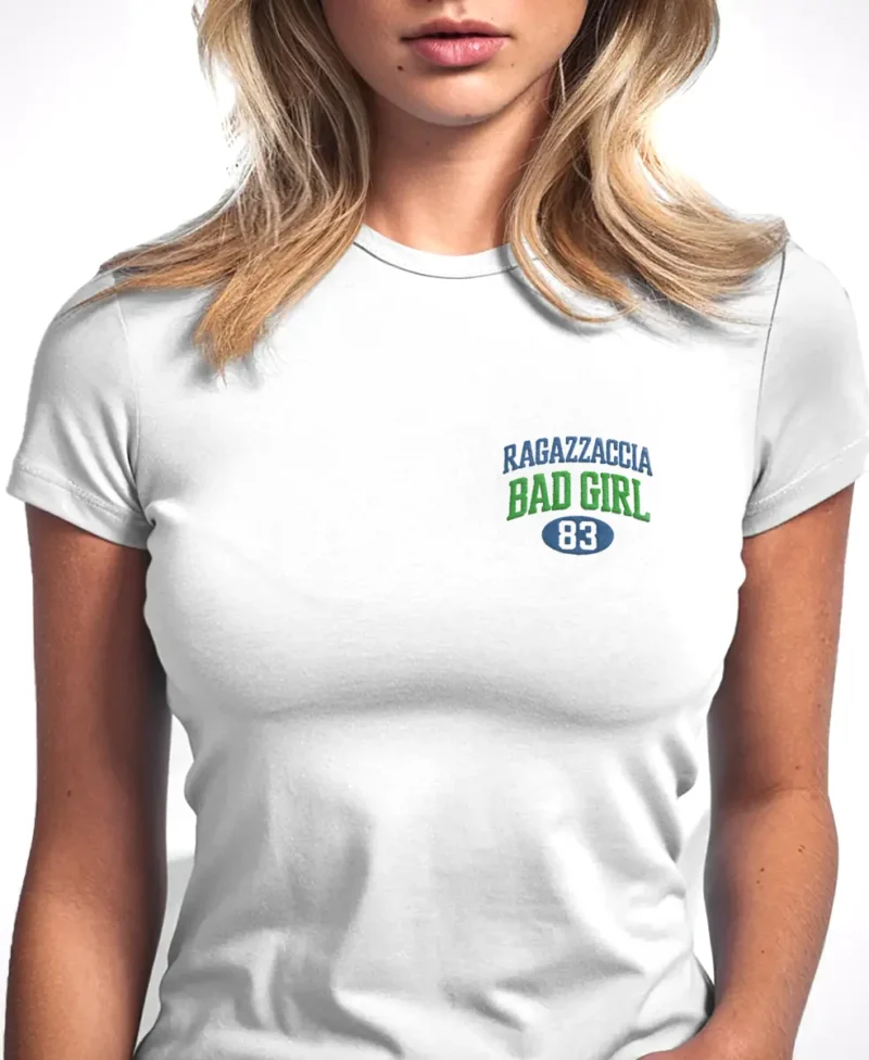 chica modelo en camiseta blanca y logo ragazzaccia detalle