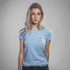 chica modelo en camiseta celeste chica modelo en camiseta celeste