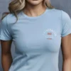 chica modelo en camiseta celeste detalle chica modelo en camiseta celeste detalle