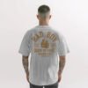 chico modelo en camiseta blanco oversize con diseno de color vintage dorado bad boy vista frontal