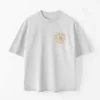 chico modelo en camiseta blanco oversize con diseno de color vintage dorado, bad boy, vista frontal